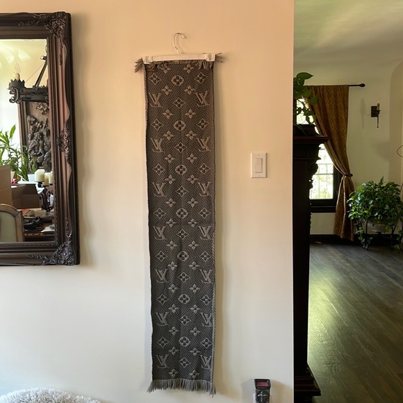 ๐๏ธ๐๏ธHOST PICK๐๏ธ๐๏ธStunning Louis Vuitton wool and silk scarf - Picture 3 of 5